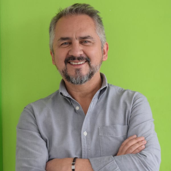 Headshot of Robert Fernandez, Writer and Director